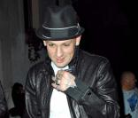 Benji  Madden vient en aide à un paparazzi